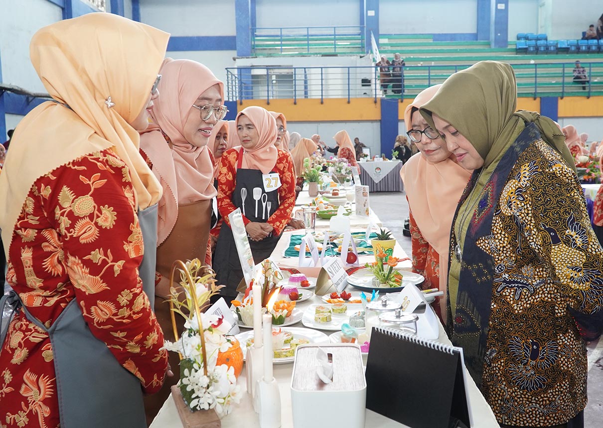 INGIN DIBUKUKAN: Penasihat DWP Kabupaten Lamongan Anis Kartika Yuhronur Efendi mengunjungi hasil karya peserta kreasi menu balita. (HUMAS KOMINFO/RDR.LMG)