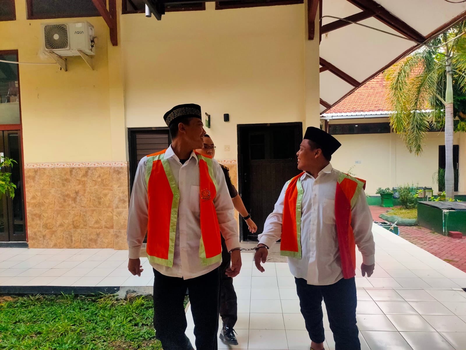 Fahrur Rozi, 25, dan temannya Putra Ardiansyah, 29, saat menjalani sidang di PN Lamongan.&nbsp;