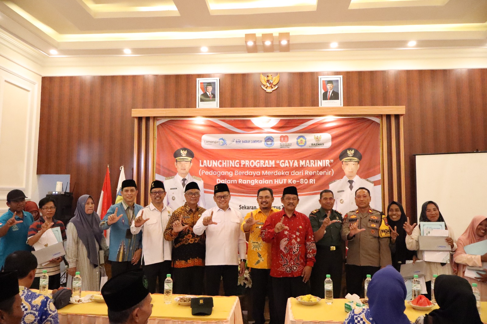 TUNJUKKAN KEPEDULIAN: Foto Bersama setelah penyerahan secara simbolis kepada 10 penerima program Gaya Marinir dari Baznas Jawa Timur dan Baznas Lamongan.
