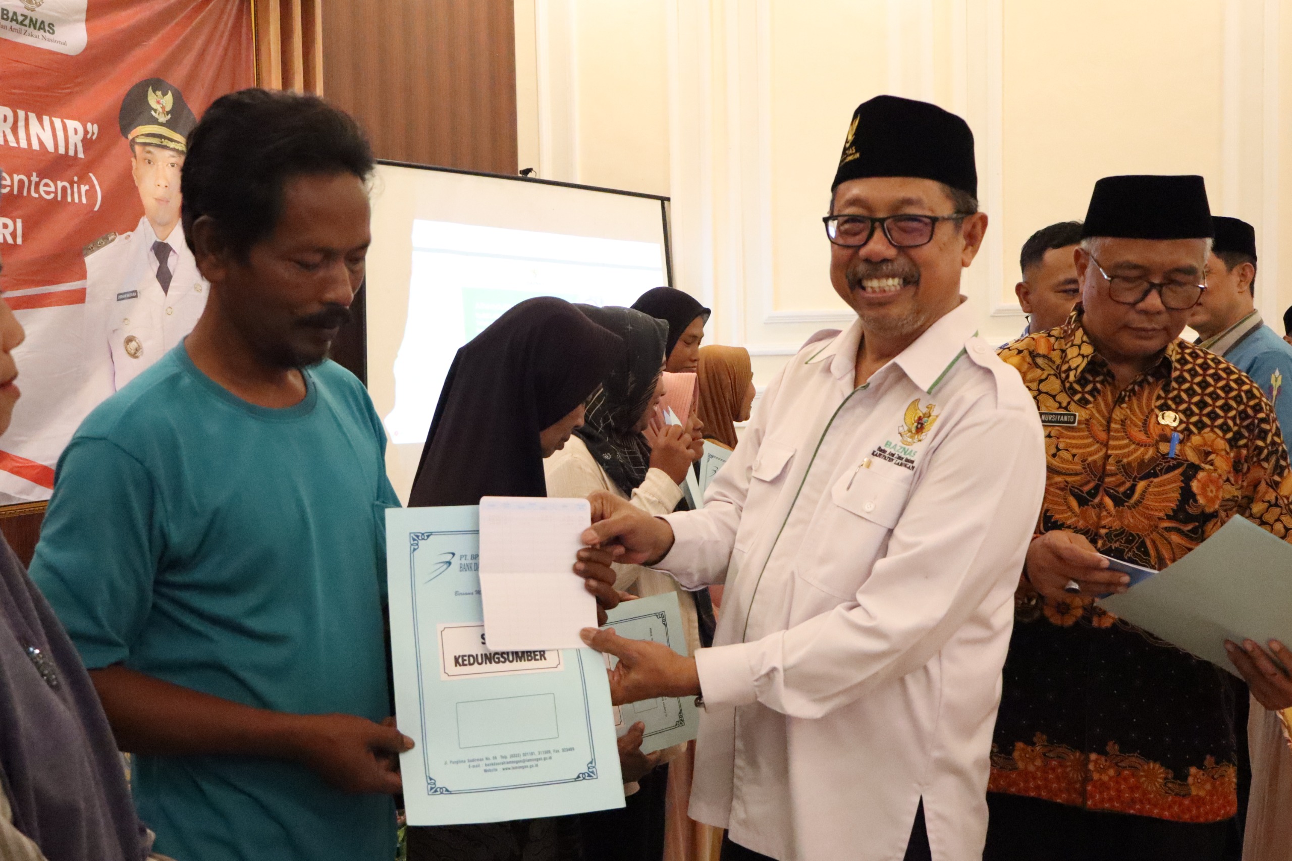 MENEBAR MANFAAT: Penyerahan secara simbolis kepada 10 penerima program Gaya Marinir dari Ketua Baznas Lamongan, Bambang Eko Muljono.