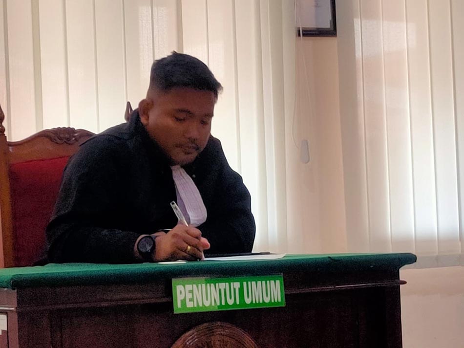 BERI TUNTUTAN: Jaksa Penuntut Umum Eko Vitiyando dalam persidangan di Pengadilan Negeri Lamongan. (IST/RDR.LMG)