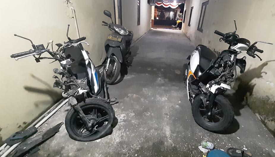 BARANG BUKTI: Motor yang terlibat tabrakan di Desa Jatilangkir, Kecamatan Tikung. (GAMAL A/RDR.LMG)