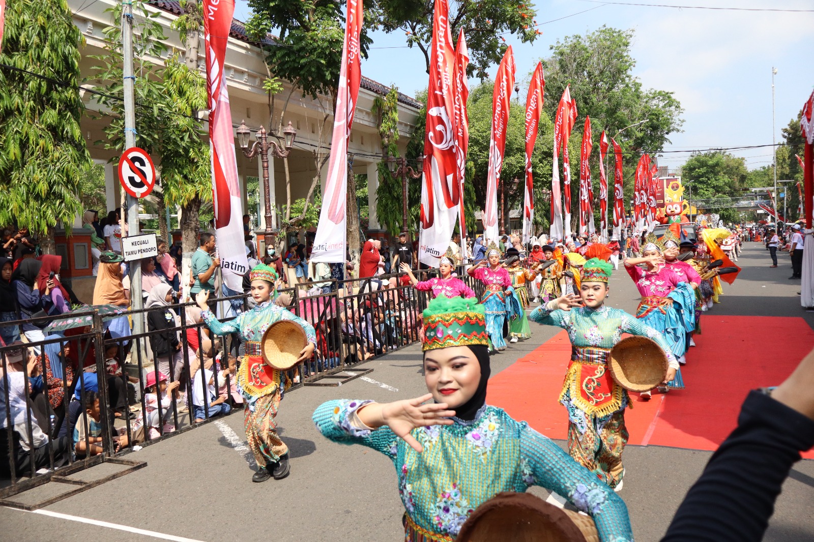 KEARIFAN LOKAL : Tari boran aseli budaya Lamongan di tampilkan sisiwa-siswi SMPN 1 Lamongan dalam MEGkarnaval 2025