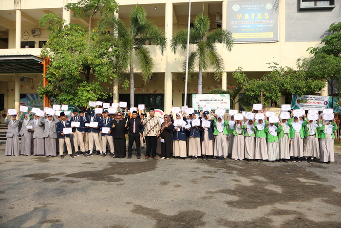 BERI APRESIASI: Ketua Yayasan Sabilillah Lamongan, H. Ongki Wijaya Ismail Putra, ST memberikan apresiasi kepada juara gerak jalan.