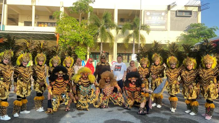 KOMPAK: Ketua Yayasan Sabilillah Lamongan, H. Ongki Wijaya Ismail Putra, ST bersama Kepala MATAS Lamongan, Novianti Agustina, S.Psi., S.Pd., M.M foto dengan peserta megkarnival.