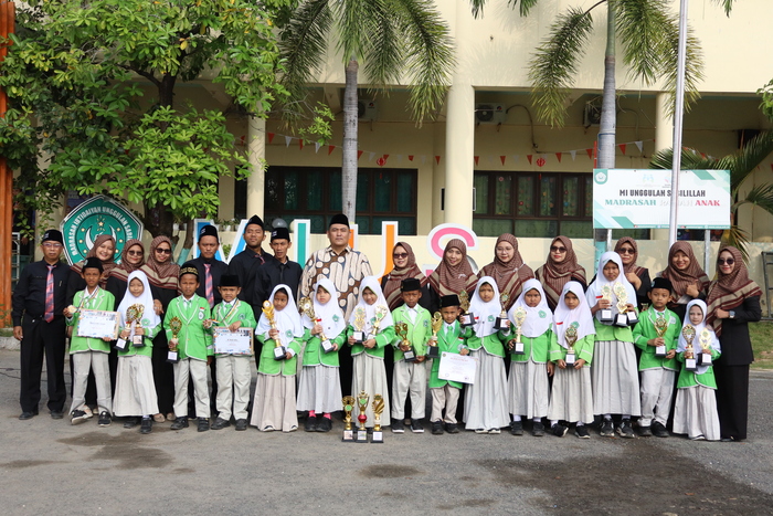 BANGGA: Ketua Yayasan Sabilillah Lamongan, H Ongki Wijaya Ismail Putra, ST memberikan apresiasi kepada siswa - siswi MIUS.