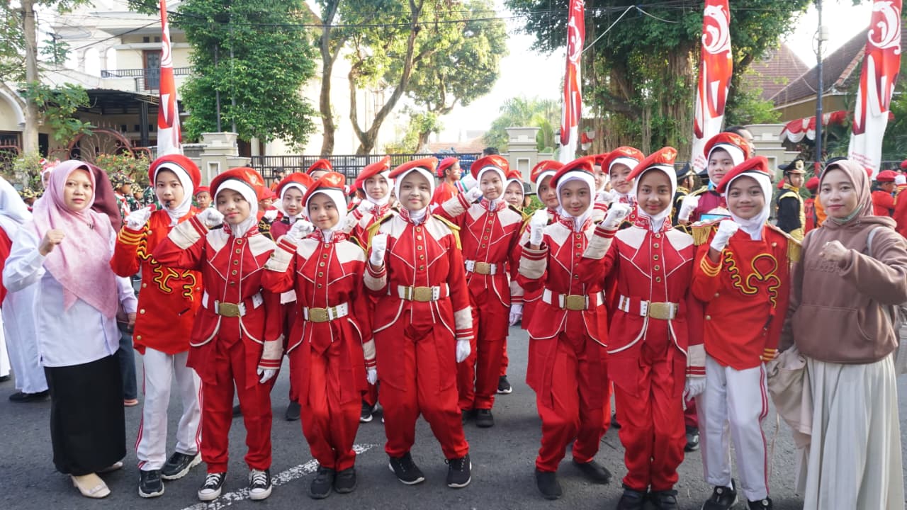 LIMA BESAR: Regu putri MIUS meraih juara harapan satu.