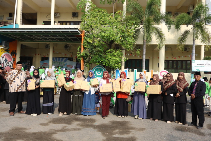 PARA PEMENANG: Pemberian hadiah pada wali murid lomba dalam rangka HUT ke-80 RI.