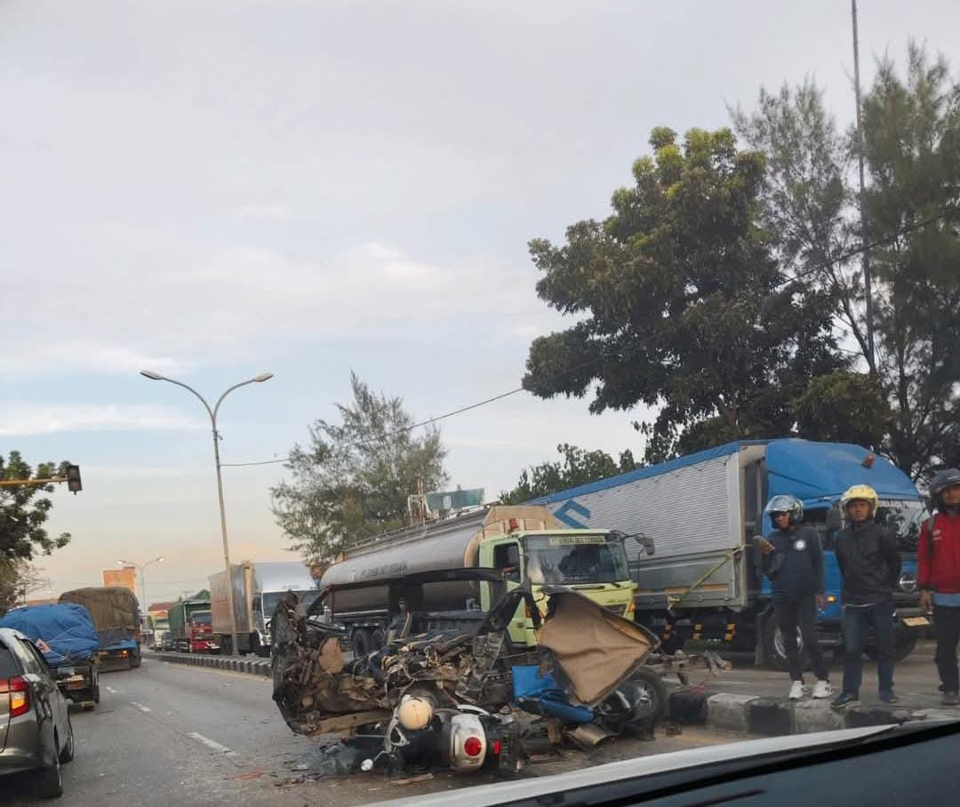 Kondisi kendaraan usai terlibat laka di jalan nasional Lamongan-Gresik, Selasa (26/8).