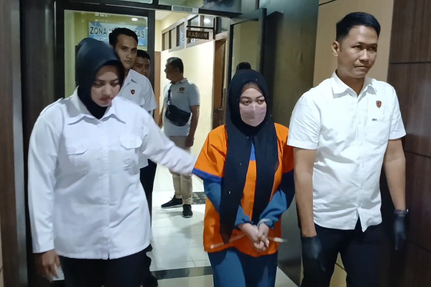 Tersangka arisan bodong Elda Nura Zilawati digelandang petugas Satreskrim Polres Lamongan usai penangkapan.