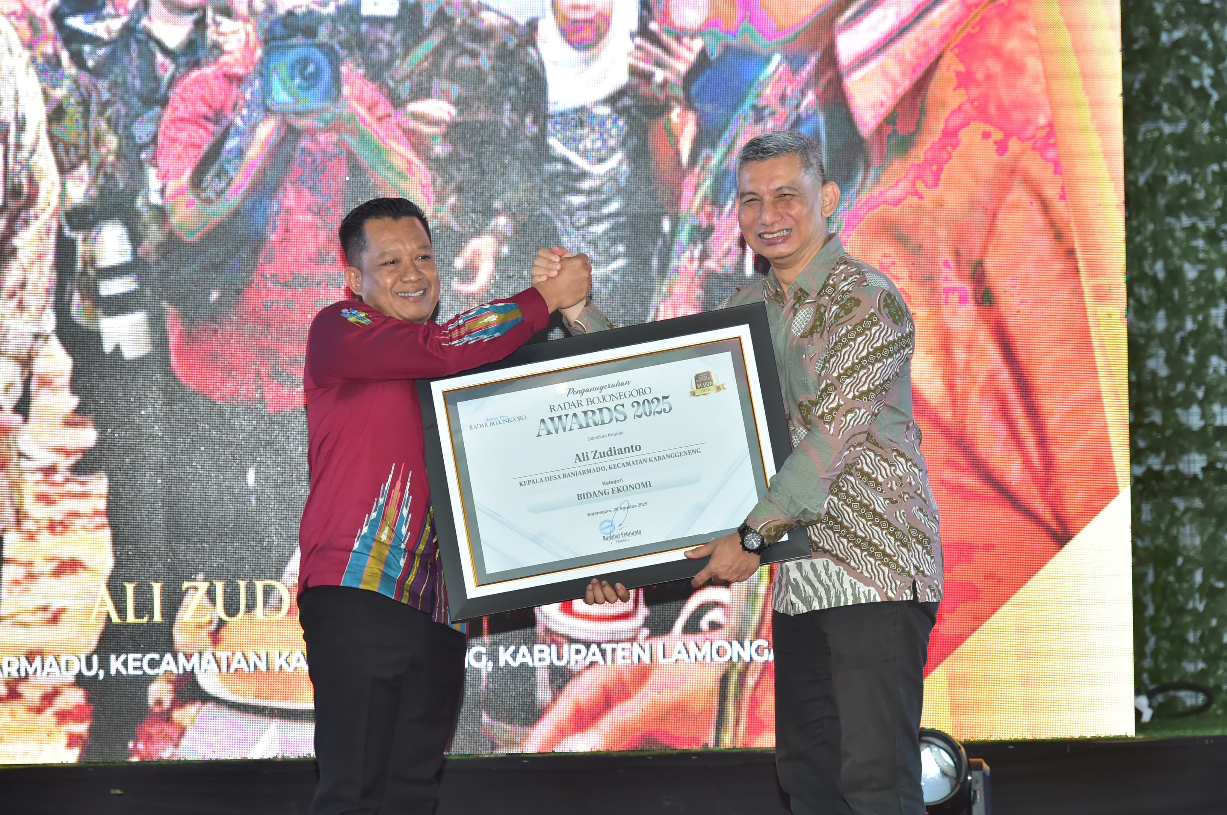 Direktur Jawa Pos Radar Bojonegoro, Bachtiar Febrianto menyerahkan penghargaan kepada Kepala Desa Banjarmadu, Kecamatan Karanggengang, Ali Zudianto sebagai Desa Inspiratif di Bidang Perkonomian