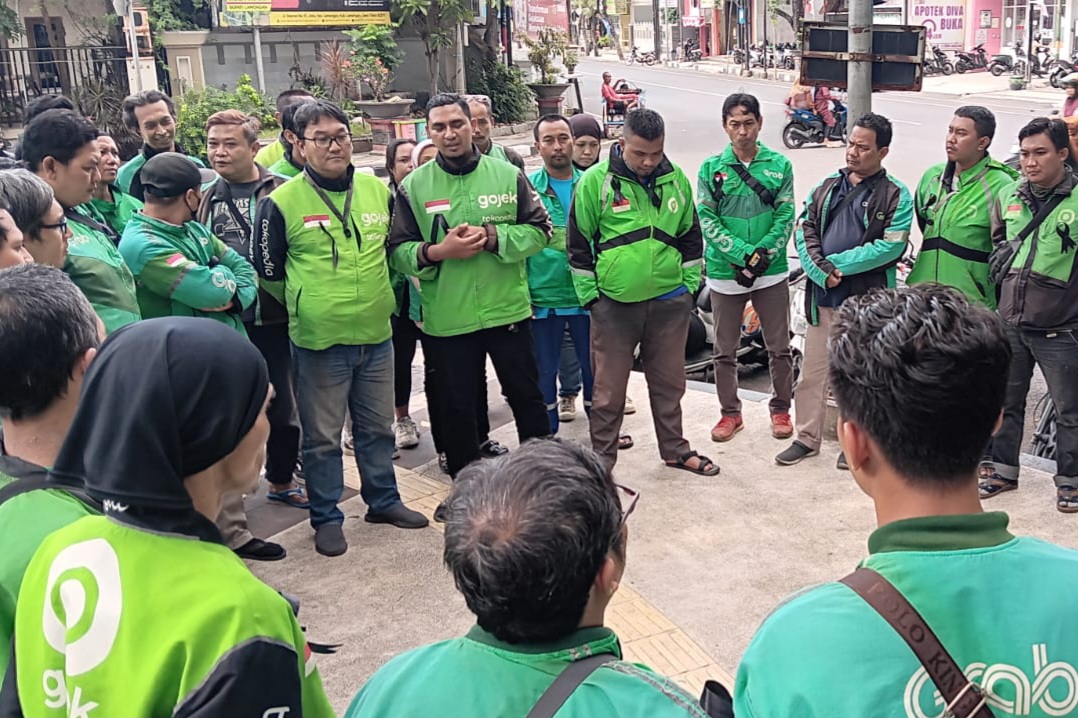 Puluhan driver ojo melakukan doa bersama untuk Affan Kurniawan