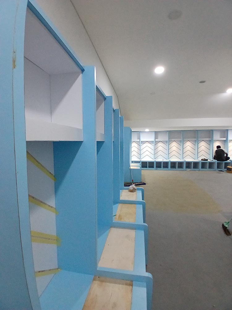 MULAI DILENGKAPI: Ruang ganti tim di Stadion Surajaya bernuansa biru muda dan putih.  (ANJAR DWI PRADIPTA/RDR.LMG)