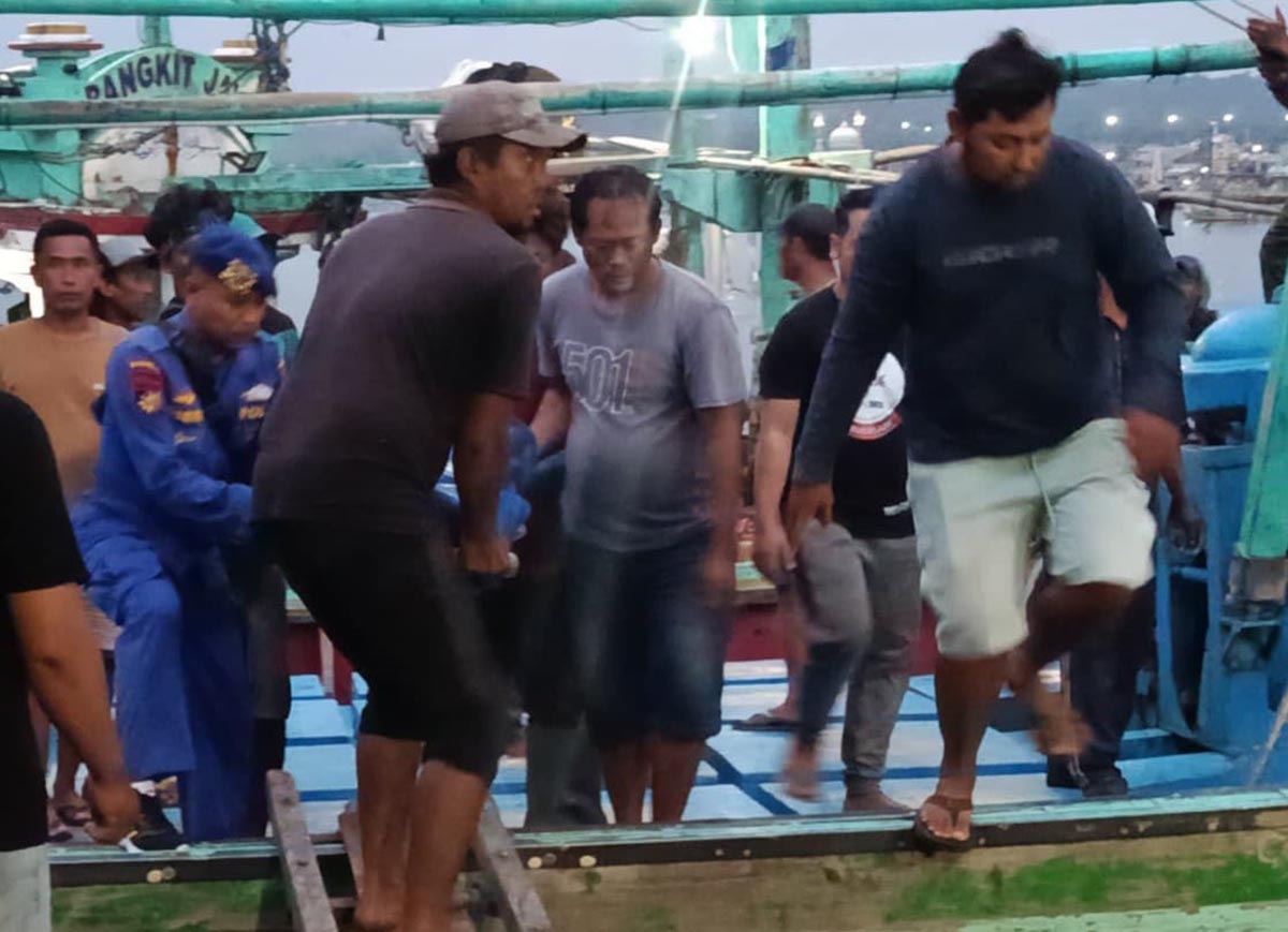 DIBAWA KE PUSKESMAS: Jasad Slamet Budiono saat diangkut warga untuk diperiksa di puskesmas terdekat. (IST/RDR.LMG)