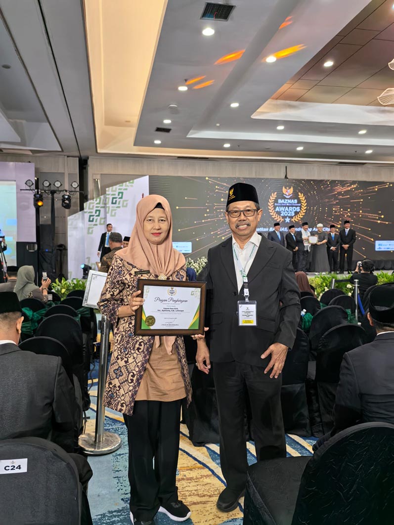 FOTO BERSAMA: Ketua Baznas Lamongan, Bambang Eko Muljono, bersama Lilis Purwanti yang meraih penghargaan di acara Baznas Awards. (IST/RDR.LMG)