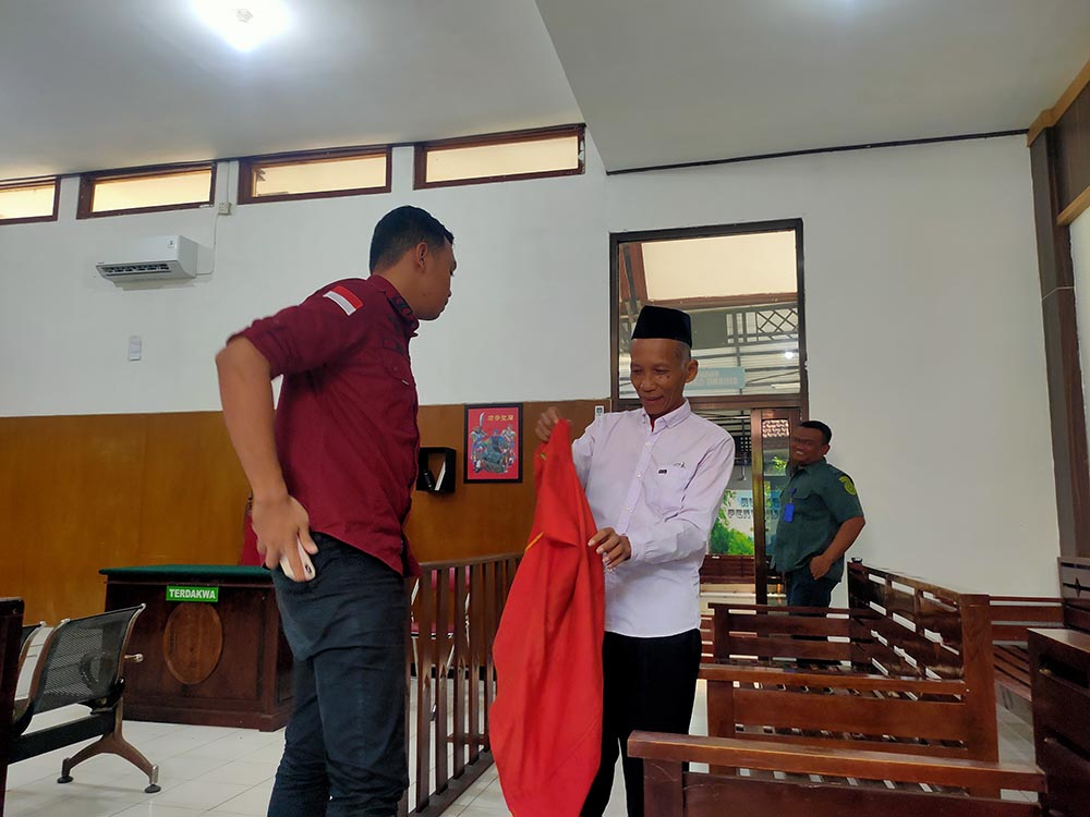 KENAKAN ROMPI LAGI: M Badri setelah menjalani sidang pembacaan tuntutan di Pengadilan Negeri Lamongan. (ASIP ALAFI/RDR.LMG)