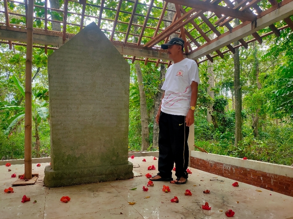 PENINGGALAN SEJARAH: Replika Prasasti Baru yang berada di Dusun Cane, Desa Candisari.