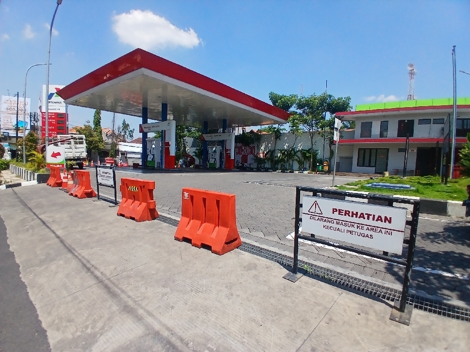 SPBU di Jalan Kombes Pol M. Duryat terpantau dibarikade.