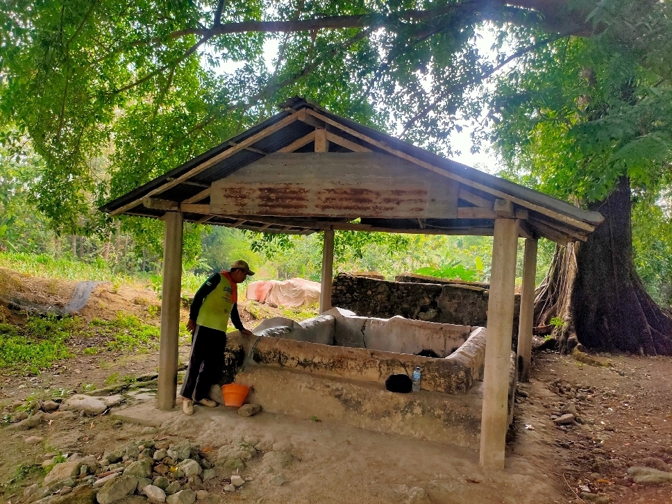 TERDAPAT PANTANGAN: Salah satu warga menunjukkan sumur di Dusun Bura Buri, Desa Barurejo, Kecamatan Sambeng yang airnya tidak boleh diambil saat Hari Jumat.