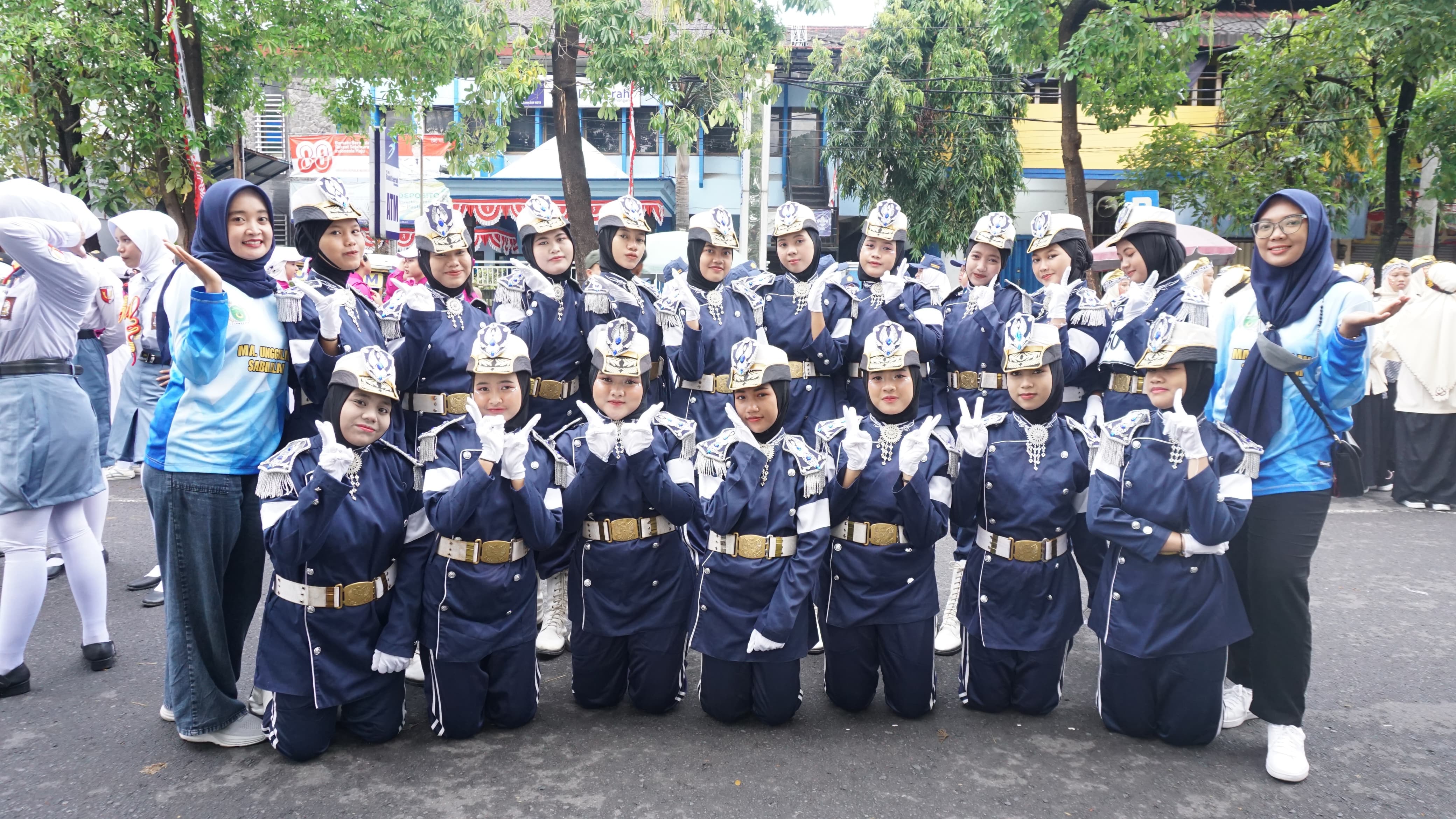 BERPRESTASI:Tim Gerak Jalan Putri MAS Lamongan juga berhasil meraih juara I tingkat MA/SMA/SMK se-Kabupaten Lamongan, dalam rangka peringatan HUT ke-80 RI.