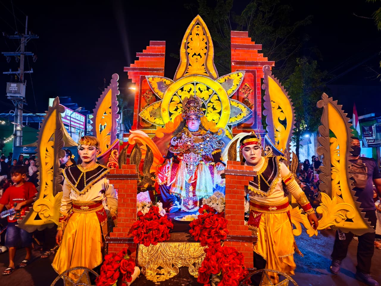 HEBAT: Siswa MA Unggulan Sabilillah Lamongan naik kereta menyapa masyarakat yang menyaksikan dalam Lamongan Night Carnival 2025.