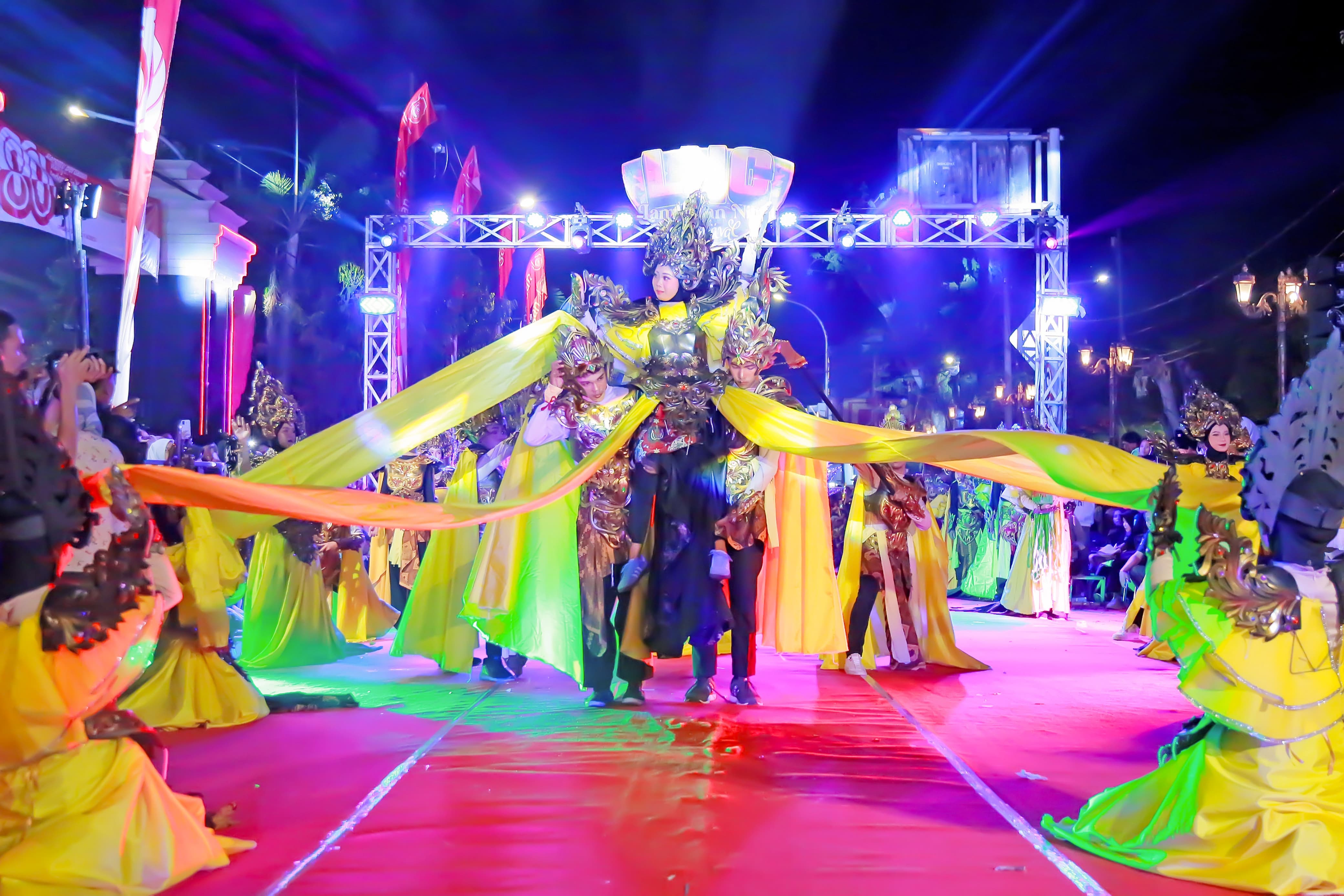 INGATKAN SEJARAH: Penampilan teatrikal MAS Lamongan dalam Lamongan Night Carnival 2025.