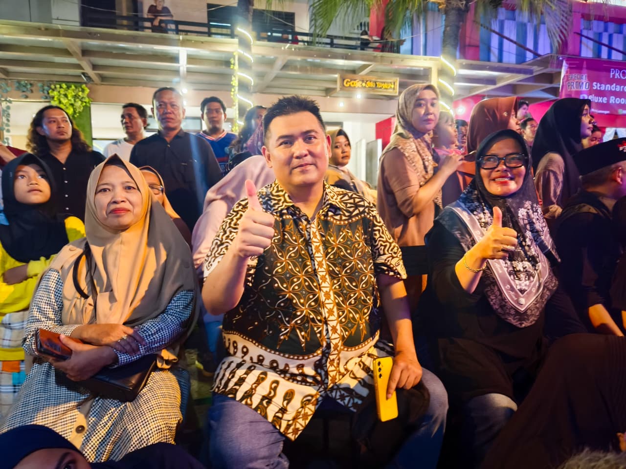 PANUTAN: Ketua Yayasan Sabilillah Lamongan, H. Ongki Wijaya Ismail Putra, ST bersama guru-guru melihat langsung penampilan siswa MAS Lamongan.