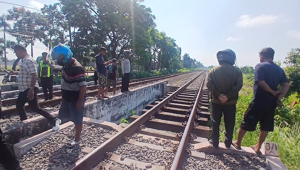 Petugas dan warga setempat menyisir lokasi kejadian.