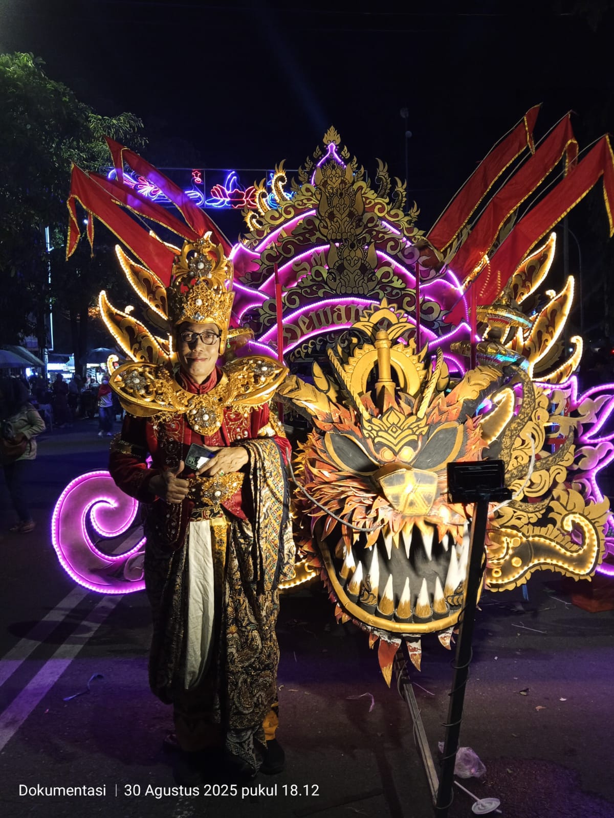 Kepala SMAN 2 Lamongan, Dr. Sofyan Hadi, M.Pd., tampil memukau dengan busana bernuansa Majapahit dalam gelaran Lamongan Night Carnival 2025, Sabtu malam (30/8).