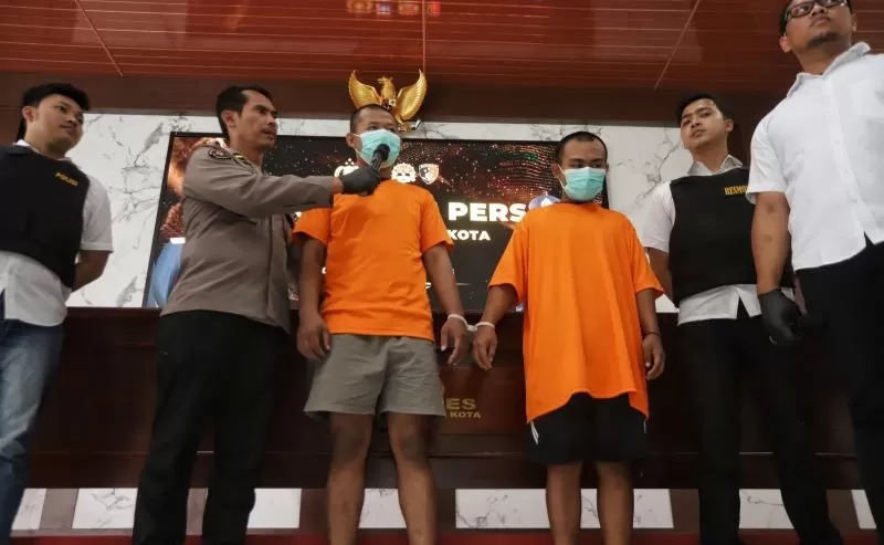 DIPROSES HUKUM: Dua tersangka sabung silat berujung maut ditahan di Mapolres Mojokerto Kota, kemarin. (sofan/jprm)