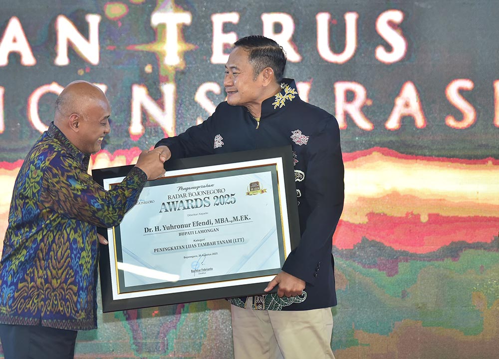 TINGKATKAN INOVASI: Bupati Yes menerima penghargaan Radar Bojonegoro Awards 2025 yang diserahkan Dirjen Pembangunan Desa Perdesaan, Kemendes PDT. (PROKOPIM/RDR.LMG)