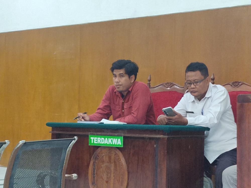 TERIMA PUTUSAN MAJELIS HAKIM: Penasihat hukum dari anak berhadapan dengan hukum yang terlibat kasus kepemilikan sabu &ndash; sabu. (IST/RDR.LMG)
