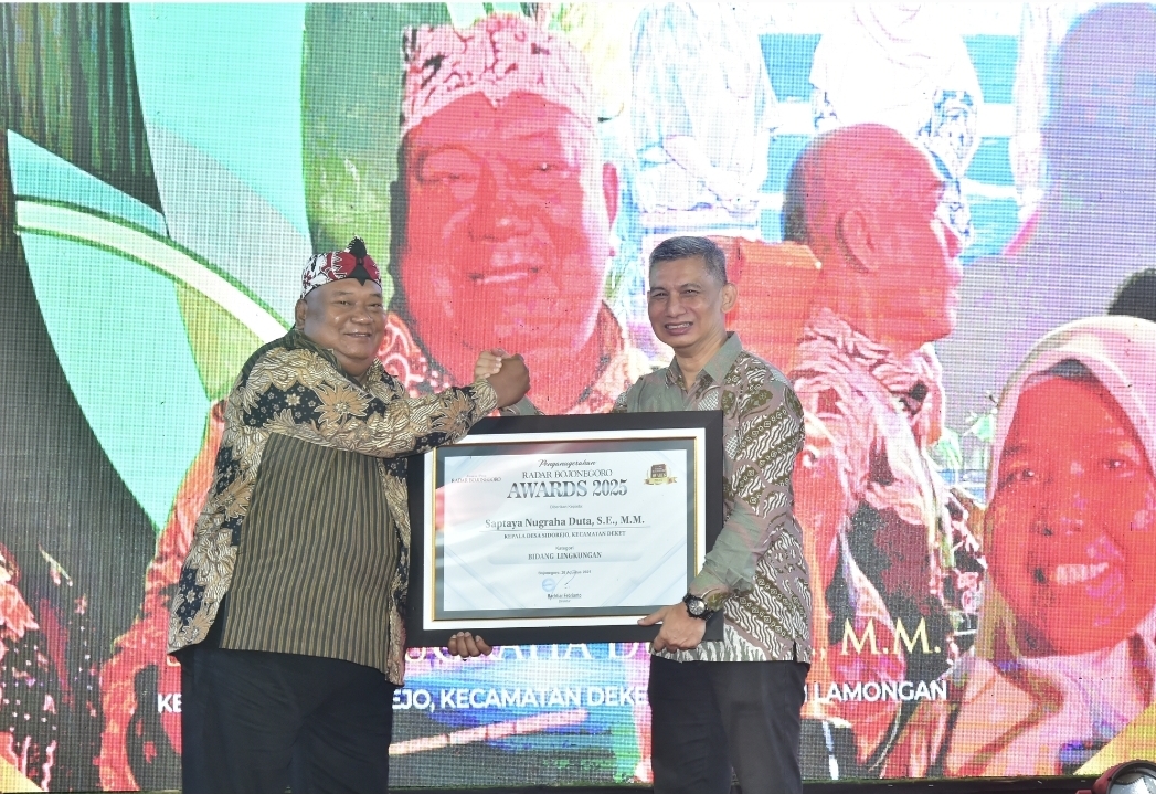Kades Sidorejo, Saptaya Nugraha Duta, SE, MM saat menerima penghargaan Radar Bojonegoro Awards 2025 Kategori Lingkungan.