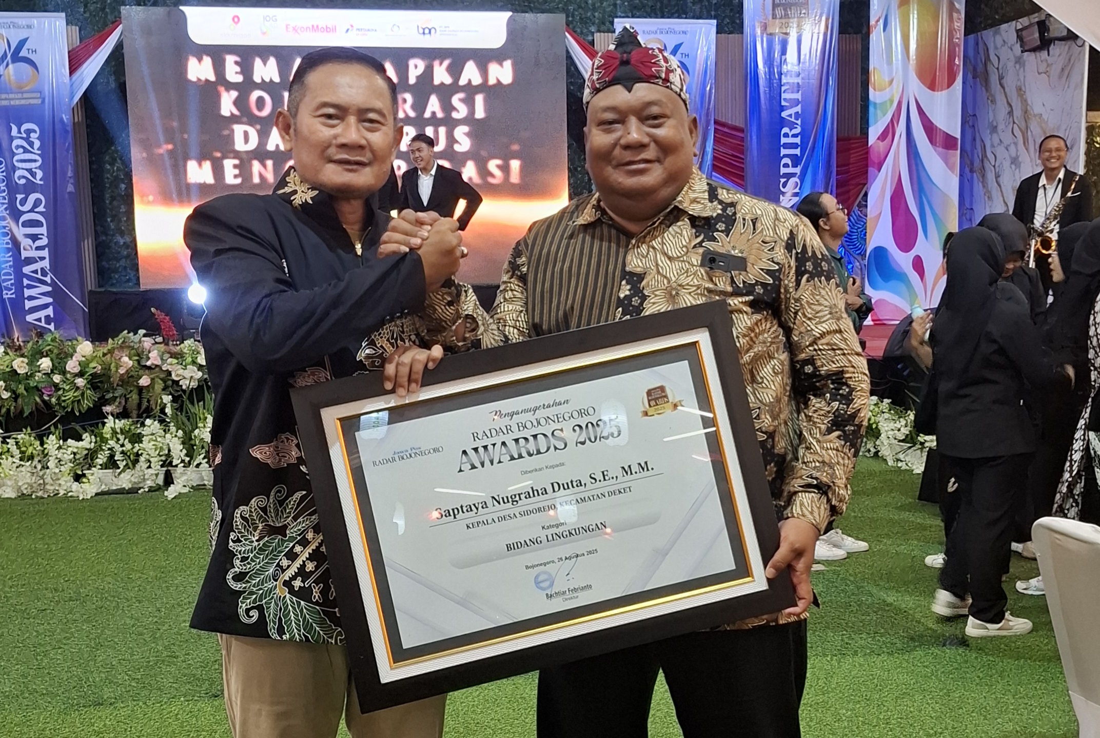 Kades Sidorejo Saptaya Nugraha Duta, SE, MM, saat foto bersama Bupati Yes usai menerima penghargaan Radar Bojonegoro Awards.