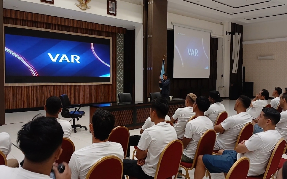 Skuad Persela Lamongan mengikuti sosialisasi penggunaan VAR di Ruang Gajah Mada Pemkab Lamongan, Kamis (4/9).