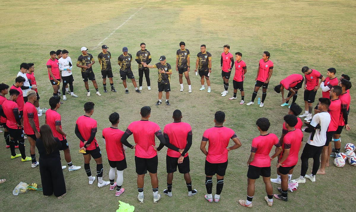 MATANGKAN PERSIAPAN: Pelatih Persela Aji Santoso memberikan pengarahan di tengah lapangan terkait strategi permainan yang diinginkannya. (ANJAR DWI PRADIPTA/RDR.LMG)