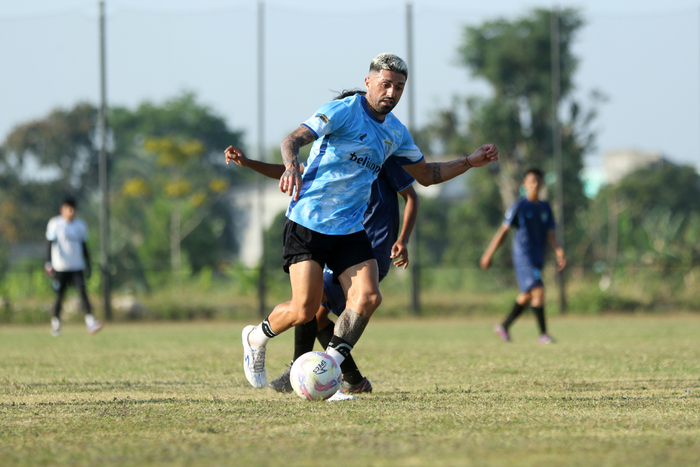 DIMINTA ISTIRAHAT DULU: Jonathan Bustos ketika berlatih bersama Persela Lamongan. (ANJAR DWI PRADIPTA/RDR.LMG)