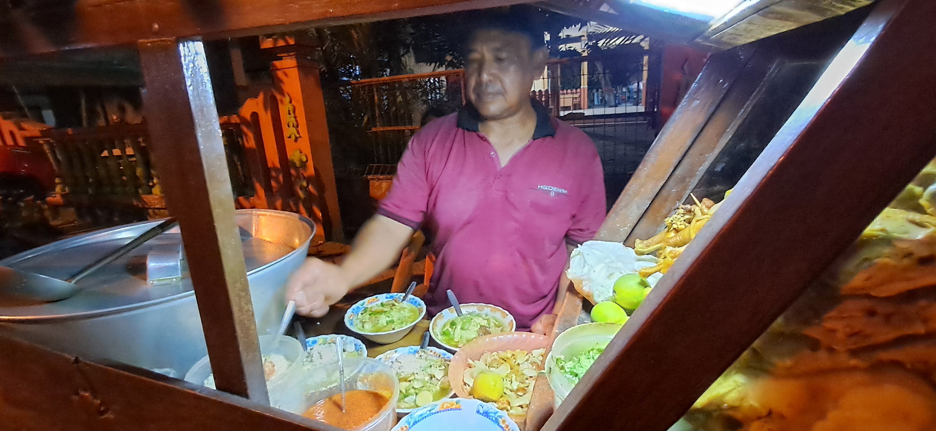 JUALAN MULAI DINIHARI: Sulisno melayani pembelinya yang sedang mengantre untuk makan soto ayam. (GAMAL A/RDR.LMG)