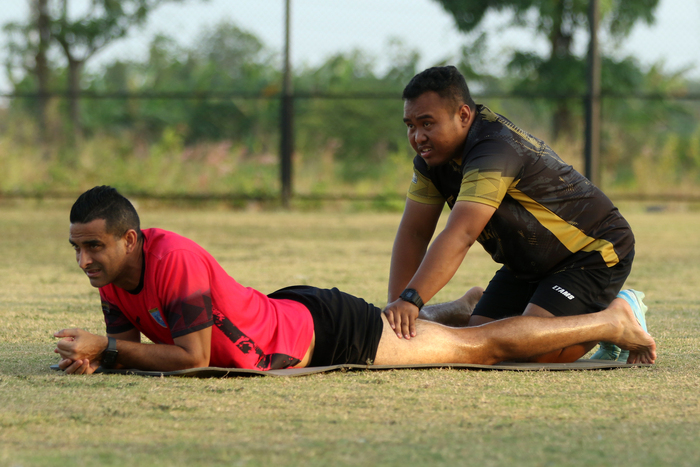 PULIHKAN KONDISI: Bek Persela Lamongan Otavio Dutra mendapatkan pijatan untuk memulihkan kondisinya setelah mengalami cedera. (ANJAR DWI PRADIPTA/RDR.LMG)
