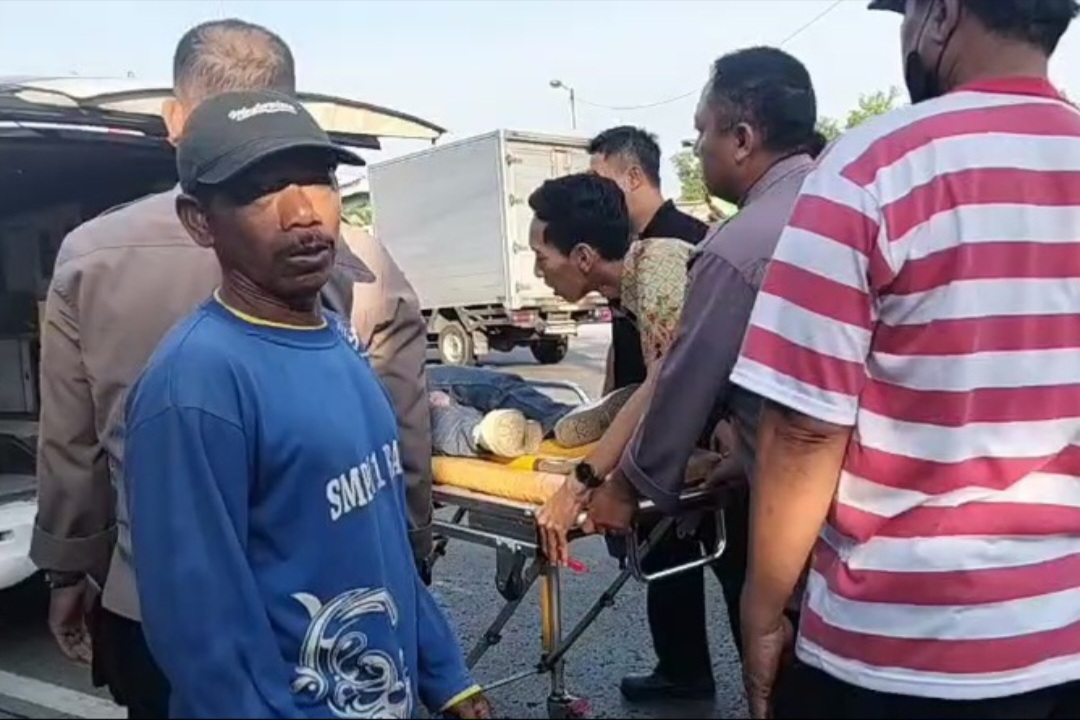 Evakuasi korban kecelakaan di Jalan Raya Lamongan&ndash;Babat, Minggu (7/9) pagi.