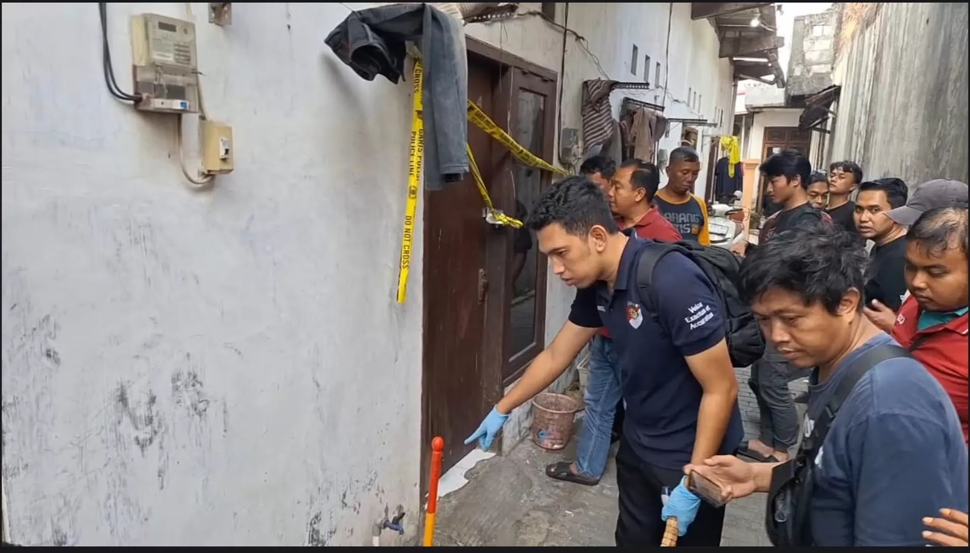 Petugas melakukan olah TKP di tempat kost pelaku mutilasi.