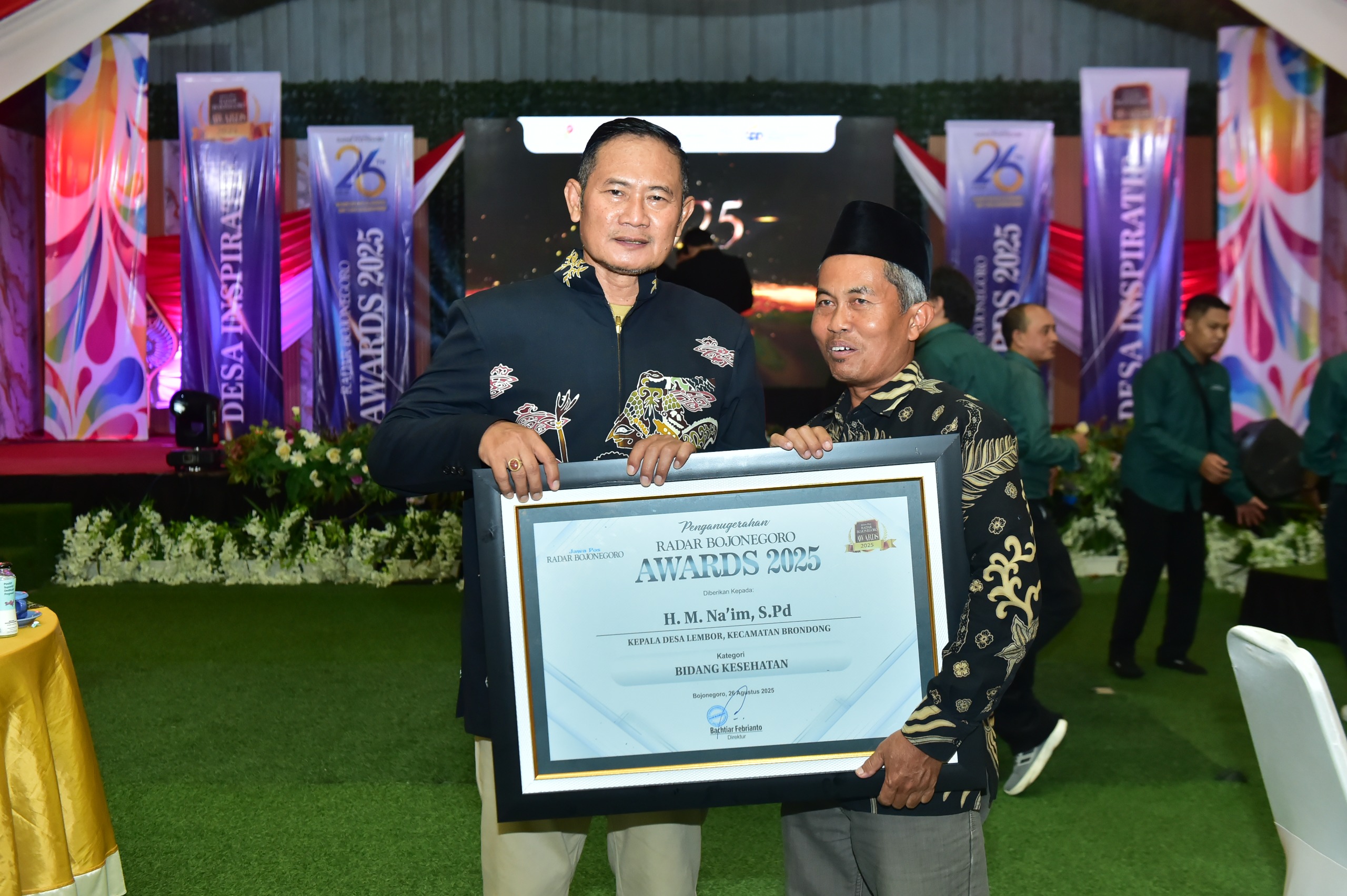 SELAMAT DAN SUKSES: Kades Lembor, Kecamatan Brondong, H. M. Naim, S.Pd, foto bersama Bupati Lamongan, Dr. H. Yuhronur Efendi, MBA, MEk.
