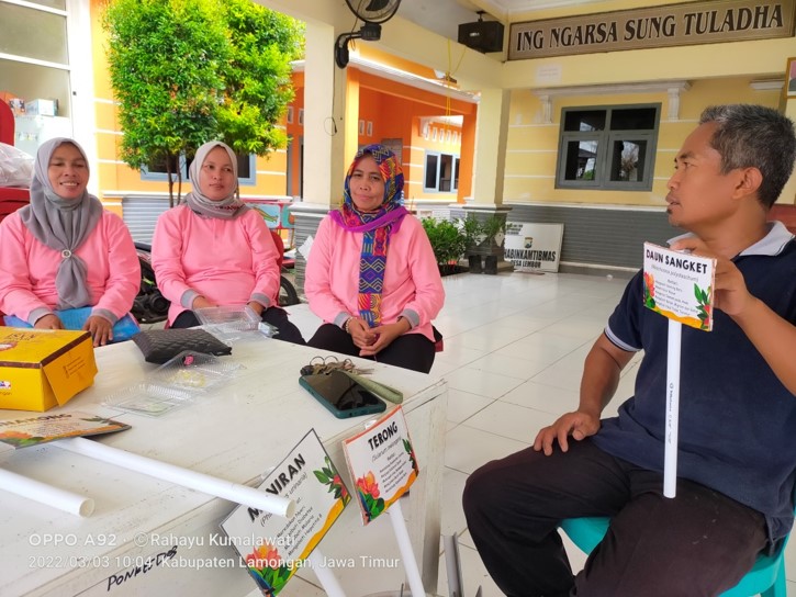 PANUTAN: Kades Lembor, Kecamatan Brondong, H. M. Naim, S.Pd memberikan penjelasan terkait tanaman toga.