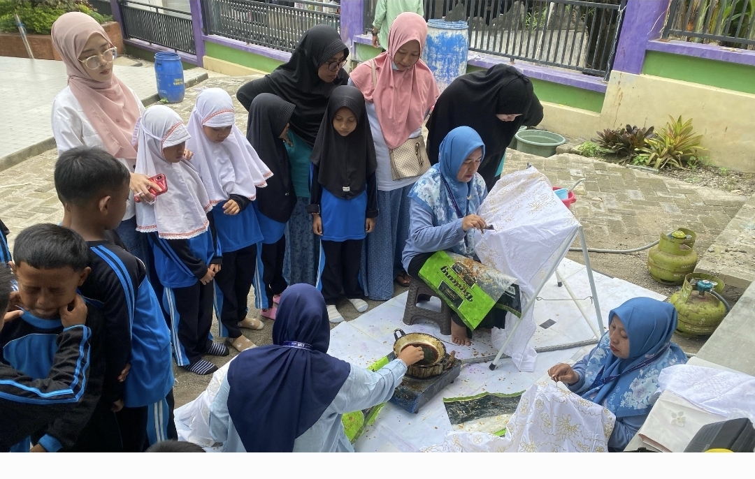 Perajin batik tulis di Desa Sendangagung diberdayakan untuk memberikan edukasi membatik di Watungkal Edupark Sendangagung.