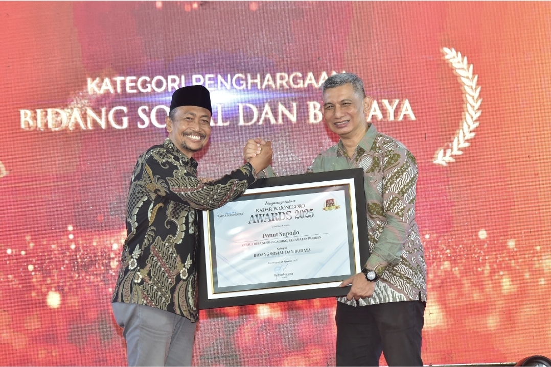Kades Sendangagung, Kecamatan Paciran, Panut Supodo menerima penghargaan Desa Inspiratif dari Direktur Jawa Pos Radar Bojonegoro, Bachtiar Febrianto.
