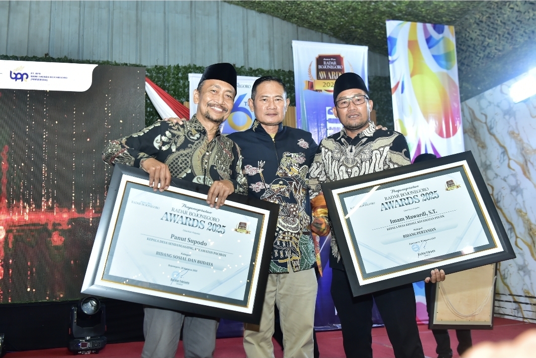 Bupati Yes memberikan ucapan selamat kepada Kades Sendangagung, Panut Supodo atas penghargaan yang diterima.