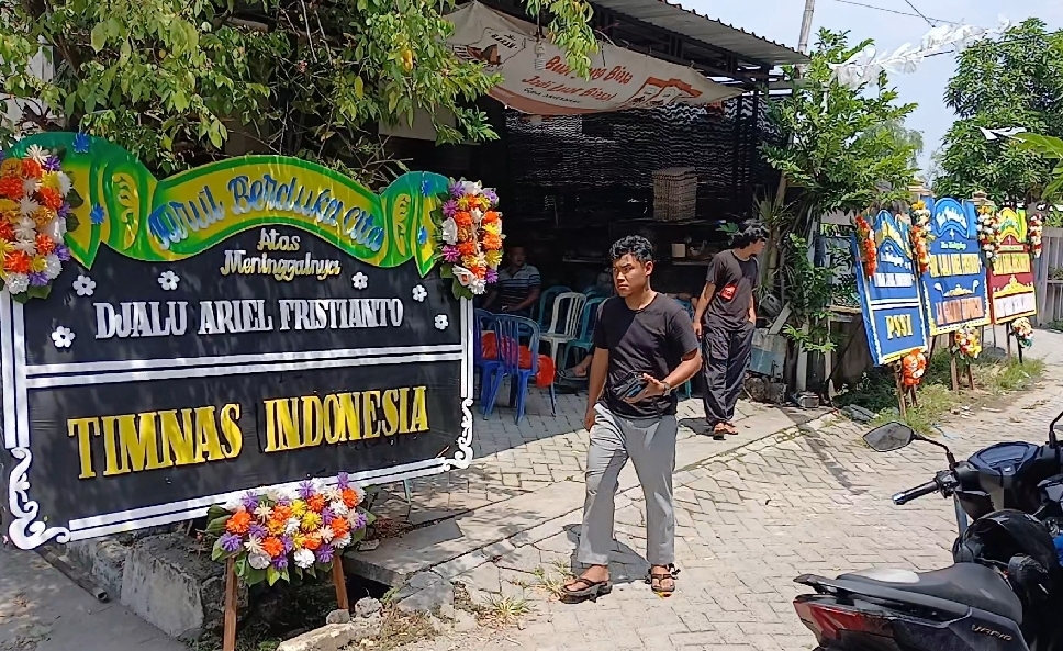 Karangan bunga berjejer di rumah duka Djalu di Desa Sugio, Selasa (9/9)