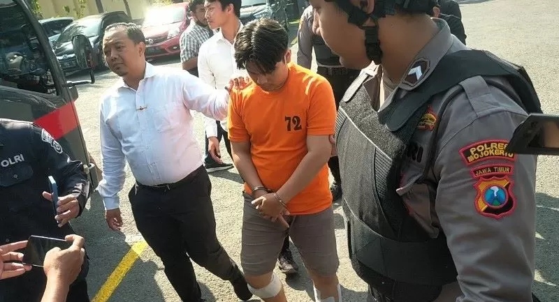 TERTUNDUK: Tersangka Alvi Maulana digiring petugas saat kepolisian menggelar pers rilis kasus pembunuhan disertai mutilasi kekasih sendiri di Mapolres Mojokerto, Senin (8/9). (martda/jprm)