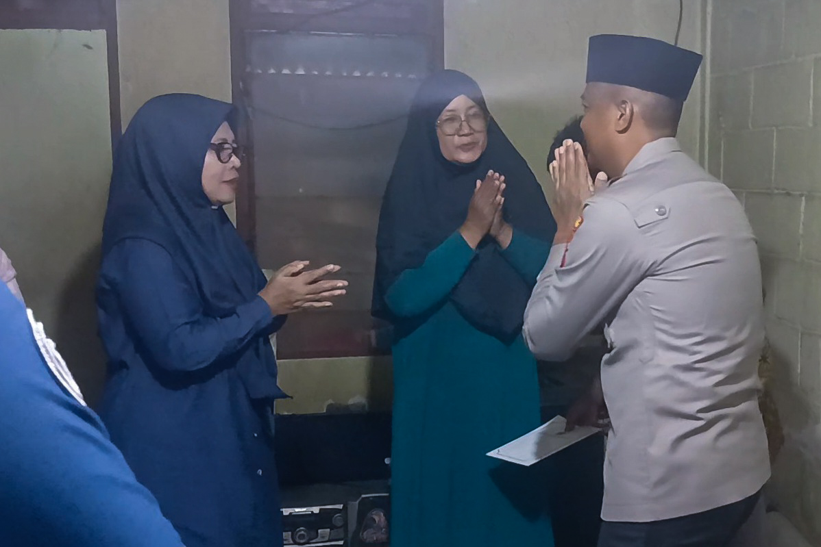 Keluarga korban ketika menyambut kedatangan Kapolres Mojokerto di Rumah Duka