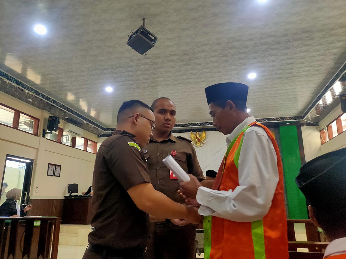 DITUNTUT 2,5 TAHUN: Sunaryo, terdakwa kasus penggelapan mobil, di Pengadilan Negeri Lamongan. (ASIP ALAFI/RDR.LMG)